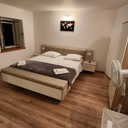 Apartment Live In
