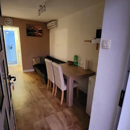 Apartment Live In